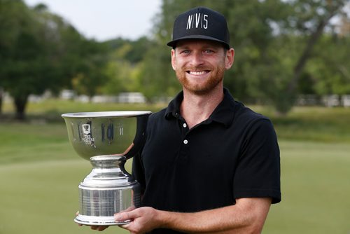 JOHN WOODS / WINNIPEG FREE PRESS
Tyler McCumber is presented with the cup after winning the Players Cup at Southwood Golf and Country Club in Winnipeg Sunday, August 19, 2018.