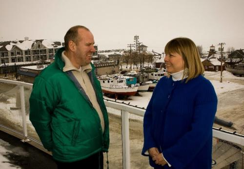 Birgir Robertsson from Iceland chats with Gimli Mayor Tammy Axelsson for the terrace of the Waterfront Center in Gimli Tuesday. gerry hart photo winnipeg free press