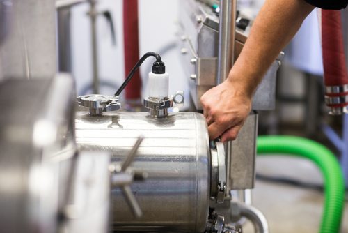 MIKAELA MACKENZIE / WINNIPEG FREE PRESS
Head brewer Mark Borowski, prepares a mash tun for brew at the new Nonsuch Brewing Co location in Winnipeg on Monday, Aug. 20, 2018.
Winnipeg Free Press 2018.