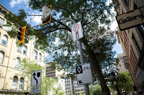 ANDREW RYAN / WINNIPEG FREE PRESS Newly installed signage and traffic lights regulating traffic to protect bicyclists along McDermott Avenue in the Exchange district on August 21, 2018.