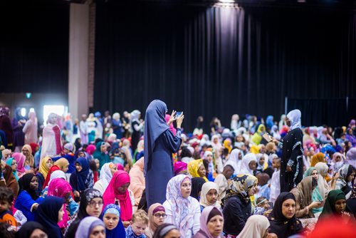 MIKAELA MACKENZIE / WINNIPEG FREE PRESS
Canadian Muslims mark the end of Hajj with prayers at the RBC Convention Centre in Winnipeg on Tuesday, Aug. 21, 2018.
Winnipeg Free Press 2018.