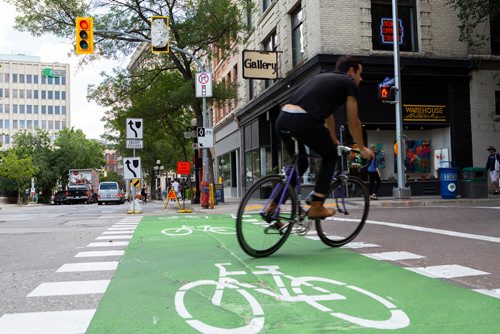 ANDREW RYAN / WINNIPEG FREE PRESS Newly installed signage and traffic lights regulating traffic to protect bicyclists along McDermott Avenue in the Exchange district on August 21, 2018.