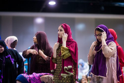 MIKAELA MACKENZIE / WINNIPEG FREE PRESS
Hiba Shafiq (centre) and Maha Shafiq (right) adjust their head coverings before Eid ul-Adha prayers at the RBC Convention Centre in Winnipeg on Tuesday, Aug. 21, 2018.
Winnipeg Free Press 2018.