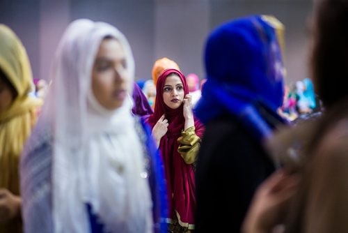 MIKAELA MACKENZIE / WINNIPEG FREE PRESS
Hiba Shafiq adjusts her head covering before Eid ul-Adha prayers at the RBC Convention Centre in Winnipeg on Tuesday, Aug. 21, 2018.
Winnipeg Free Press 2018.