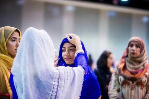 MIKAELA MACKENZIE / WINNIPEG FREE PRESS
Mariam Kinnarath adjusts Isra Arunkiet's head covering before Eid ul-Adha prayers at the RBC Convention Centre in Winnipeg on Tuesday, Aug. 21, 2018.
Winnipeg Free Press 2018.