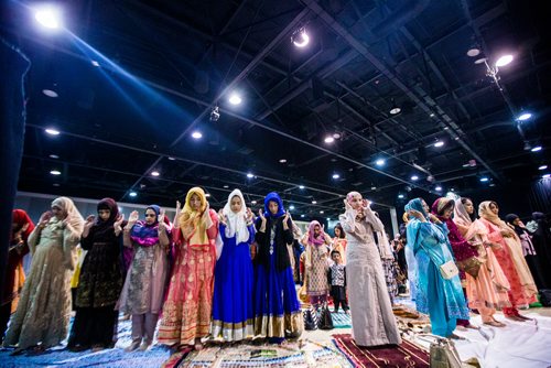 MIKAELA MACKENZIE / WINNIPEG FREE PRESS
Canadian Muslims mark the end of Hajj with prayers at the RBC Convention Centre in Winnipeg on Tuesday, Aug. 21, 2018.
Winnipeg Free Press 2018.