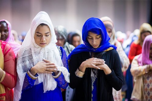 MIKAELA MACKENZIE / WINNIPEG FREE PRESS
Mariam Kinnarath (left) and Isra Arunkiet pray at Eid ul-Adha at the RBC Convention Centre in Winnipeg on Tuesday, Aug. 21, 2018.
Winnipeg Free Press 2018.
