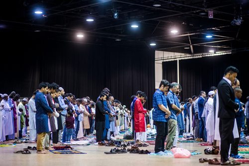 MIKAELA MACKENZIE / WINNIPEG FREE PRESS
Canadian Muslims mark the end of Hajj with prayers at the RBC Convention Centre in Winnipeg on Tuesday, Aug. 21, 2018.
Winnipeg Free Press 2018.