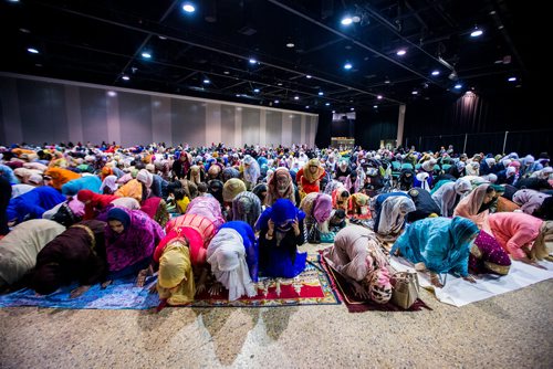 MIKAELA MACKENZIE / WINNIPEG FREE PRESS
Canadian Muslims mark the end of Hajj with prayers at the RBC Convention Centre in Winnipeg on Tuesday, Aug. 21, 2018.
Winnipeg Free Press 2018.