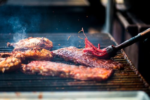 MIKAELA MACKENZIE / WINNIPEG FREE PRESS
Carter Niklaus mops sauce onto ribs a the Silver Bullet BBQ at Ribfest at the Forks in Winnipeg on Friday, Aug. 24, 2018.
Winnipeg Free Press 2018.