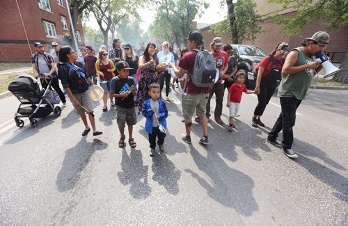 TREVOR HAGAN / WINNIPEG FREE PRESS
Smudge the Streets, a walk to smudge out meth, heads up Sherbrook Street, Sunday, August 26, 2018.