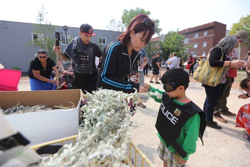 TREVOR HAGAN / WINNIPEG FREE PRESS
Amber McPherson, and her son, Jaxson, 5, prepare for Smudge the Streets, a walk to smudge out meth, near Sherbook and Ellice, Sunday, August 26, 2018.