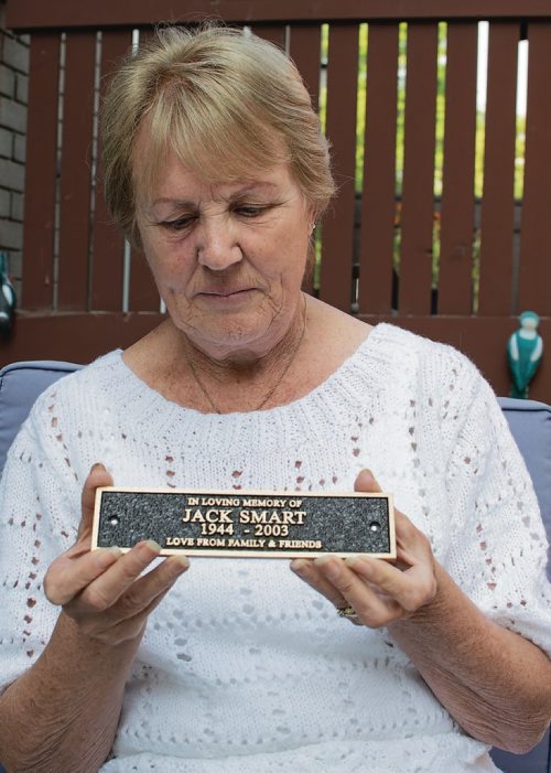 Canstar Community News Aug. 22, 2018 - A memorial bench for Florence Smart's late husband Jack was removed by Assiniboine Park Conservancy without her knowledge. (EVA WASNEY/CANSTAR COMMUNITY NEWS/METRO)