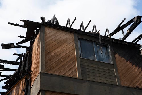 ANDREW RYAN / WINNIPEG FREE PRESS The remains of a fire which burned the roof clean off of an apartment complex in Southdale early Sunday morning. Shot on August 27, 2018.