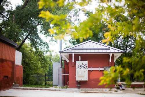 MIKAELA MACKENZIE / WINNIPEG FREE PRESS
The pumphouse at Palmerston and Aubrey in Wolseley in Winnipeg on Tuesday, Aug. 28, 2018. A report on the city's website says that 3.3 million litres of raw sewage was spilled into the Assiniboine River on Sunday night.
Winnipeg Free Press 2018.