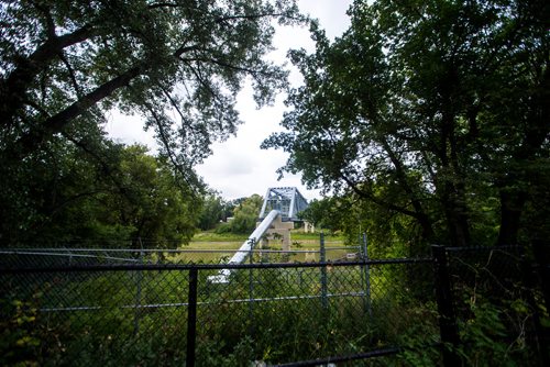 MIKAELA MACKENZIE / WINNIPEG FREE PRESS
The river at Palmerston and Aubrey in Wolseley in Winnipeg on Tuesday, Aug. 28, 2018. A report on the city's website says that 3.3 million litres of raw sewage was spilled into the Assiniboine River on Sunday night.
Winnipeg Free Press 2018.