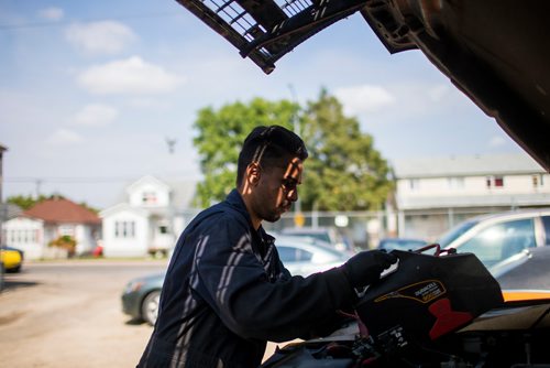 MIKAELA MACKENZIE / WINNIPEG FREE PRESS
Baban Gill gives a truck a boost at Harby's Auto & Body Shop in Winnipeg on Tuesday, Aug. 28, 2018. 
Winnipeg Free Press 2018.