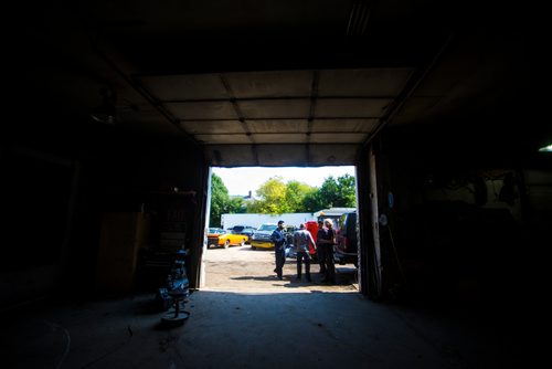 MIKAELA MACKENZIE / WINNIPEG FREE PRESS
Harby speaks to a few employees outside of the garage at Harby's Auto & Body Shop in Winnipeg on Tuesday, Aug. 28, 2018. 
Winnipeg Free Press 2018.