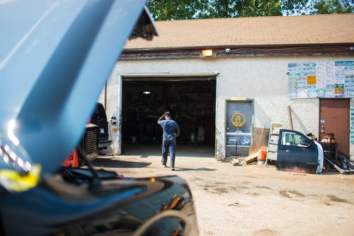 MIKAELA MACKENZIE / WINNIPEG FREE PRESS
Baban Gill walks into the garage at Harby's Auto & Body Shop in Winnipeg on Tuesday, Aug. 28, 2018. 
Winnipeg Free Press 2018.