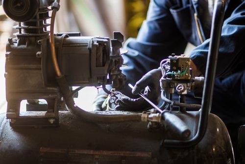 MIKAELA MACKENZIE / WINNIPEG FREE PRESS
Jagroop Sandhu works on a compressor at Harby's Auto & Body Shop in Winnipeg on Tuesday, Aug. 28, 2018. 
Winnipeg Free Press 2018.