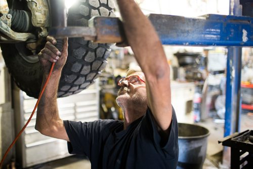 MIKAELA MACKENZIE / WINNIPEG FREE PRESS
Wes works on a vehicle at Harby's Auto & Body Shop in Winnipeg on Tuesday, Aug. 28, 2018. 
Winnipeg Free Press 2018.