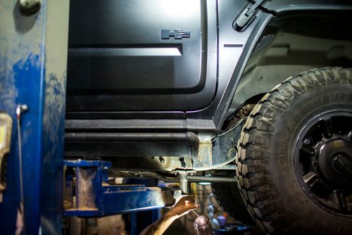 MIKAELA MACKENZIE / WINNIPEG FREE PRESS
Wes works on a vehicle at Harby's Auto & Body Shop in Winnipeg on Tuesday, Aug. 28, 2018. 
Winnipeg Free Press 2018.