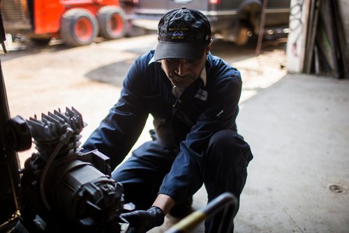 MIKAELA MACKENZIE / WINNIPEG FREE PRESS
Jagroop Sandhu works on a compressor at Harby's Auto & Body Shop in Winnipeg on Tuesday, Aug. 28, 2018. 
Winnipeg Free Press 2018.