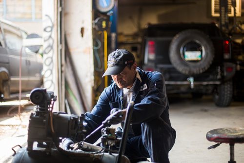 MIKAELA MACKENZIE / WINNIPEG FREE PRESS
Jagroop Sandhu works on a compressor at Harby's Auto & Body Shop in Winnipeg on Tuesday, Aug. 28, 2018. 
Winnipeg Free Press 2018.