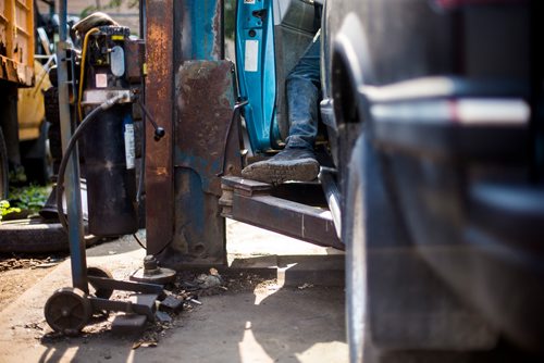 MIKAELA MACKENZIE / WINNIPEG FREE PRESS
Wes works on a van at Harby's Auto & Body Shop in Winnipeg on Tuesday, Aug. 28, 2018. 
Winnipeg Free Press 2018.