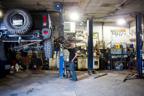 MIKAELA MACKENZIE / WINNIPEG FREE PRESS
Wes operates a car lift at Harby's Auto & Body Shop in Winnipeg on Tuesday, Aug. 28, 2018. 
Winnipeg Free Press 2018.