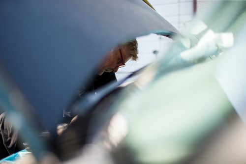 MIKAELA MACKENZIE / WINNIPEG FREE PRESS
Wes works on a van at Harby's Auto & Body Shop in Winnipeg on Tuesday, Aug. 28, 2018. 
Winnipeg Free Press 2018.