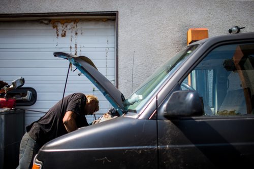 MIKAELA MACKENZIE / WINNIPEG FREE PRESS
Wes works on a van at Harby's Auto & Body Shop in Winnipeg on Tuesday, Aug. 28, 2018. 
Winnipeg Free Press 2018.