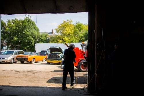 MIKAELA MACKENZIE / WINNIPEG FREE PRESS
Wes brings a light out to work on a van at Harby's Auto & Body Shop in Winnipeg on Tuesday, Aug. 28, 2018. 
Winnipeg Free Press 2018.