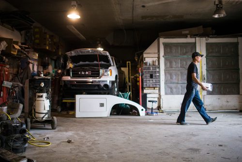 MIKAELA MACKENZIE / WINNIPEG FREE PRESS
Peter Bobbie walks through the garage at Harby's Auto & Body Shop in Winnipeg on Tuesday, Aug. 28, 2018. 
Winnipeg Free Press 2018.