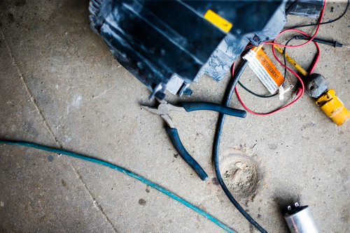 MIKAELA MACKENZIE / WINNIPEG FREE PRESS
Tools lay on the ground at Harby's Auto & Body Shop in Winnipeg on Tuesday, Aug. 28, 2018. 
Winnipeg Free Press 2018.