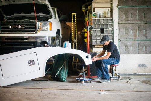 MIKAELA MACKENZIE / WINNIPEG FREE PRESS
Peter Bobbie does some body work in the garage at Harby's Auto & Body Shop in Winnipeg on Tuesday, Aug. 28, 2018. 
Winnipeg Free Press 2018.