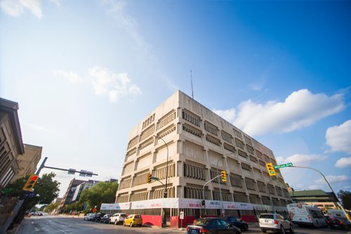 MIKAELA MACKENZIE / WINNIPEG FREE PRESS
The Public Safety Building at 151 Princess, which is slated to be demolished, in Winnipeg on Tuesday, Aug. 28, 2018. 
Winnipeg Free Press 2018.