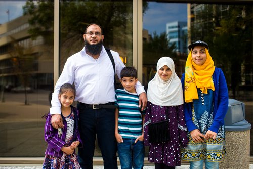 MIKAELA MACKENZIE / WINNIPEG FREE PRESS
Tamiyah (left), Azhar, Buraq, Hafsah, and Khudija Mubeen pose in front of the courthouse in Winnipeg on Wednesday, Aug. 29, 2018. The Mubeen family is fighting a $27,000 water bill.
Winnipeg Free Press 2018.