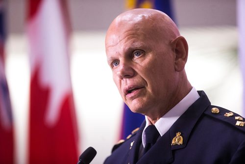 MIKAELA MACKENZIE / WINNIPEG FREE PRESS
Assistant Commissioner Scott Kolody speaks to the media regarding the shooting of an officer and the search for the suspects near Onanole, Manitoba at division headquarters in Winnipeg on Thursday, Aug. 30, 2018. 
Winnipeg Free Press 2018.