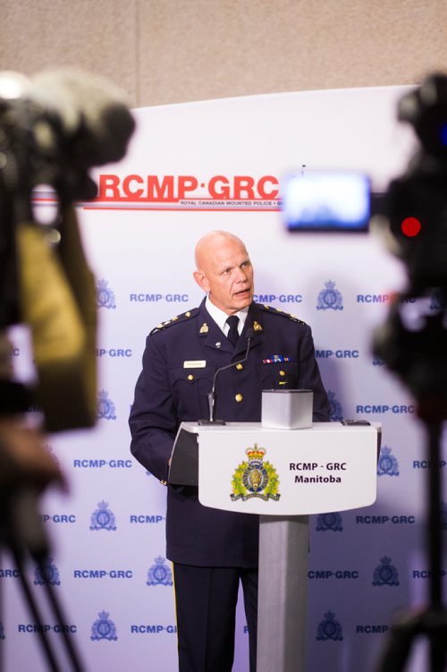 MIKAELA MACKENZIE / WINNIPEG FREE PRESS
Assistant Commissioner Scott Kolody speaks to the media regarding the shooting of an officer and the search for the suspects near Onanole, Manitoba at division headquarters in Winnipeg on Thursday, Aug. 30, 2018. 
Winnipeg Free Press 2018.