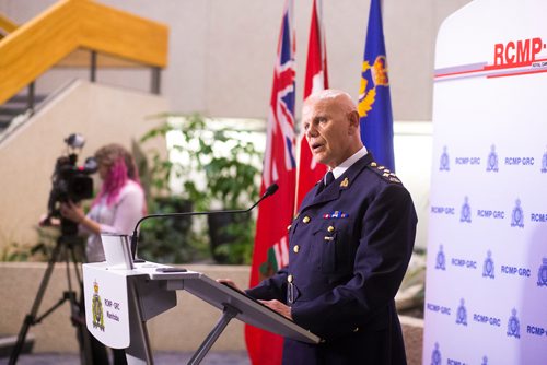 MIKAELA MACKENZIE / WINNIPEG FREE PRESS
Assistant Commissioner Scott Kolody speaks to the media regarding the shooting of an officer and the search for the suspects near Onanole, Manitoba at division headquarters in Winnipeg on Thursday, Aug. 30, 2018. 
Winnipeg Free Press 2018.