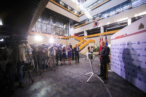 MIKAELA MACKENZIE / WINNIPEG FREE PRESS
Assistant Commissioner Scott Kolody speaks to the media regarding the shooting of an officer and the search for the suspects near Onanole, Manitoba at division headquarters in Winnipeg on Thursday, Aug. 30, 2018. 
Winnipeg Free Press 2018.