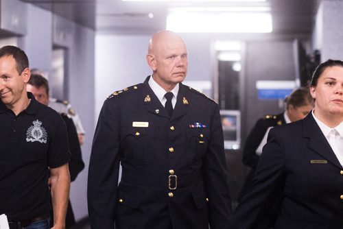 MIKAELA MACKENZIE / WINNIPEG FREE PRESS
Assistant Commissioner Scott Kolody walks to the podium before speaking to the media regarding the shooting of an officer and the search for the suspects near Onanole, Manitoba at division headquarters in Winnipeg on Thursday, Aug. 30, 2018. 
Winnipeg Free Press 2018.