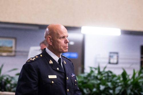 MIKAELA MACKENZIE / WINNIPEG FREE PRESS
Assistant Commissioner Scott Kolody walks to the podium before speaking to the media regarding the shooting of an officer and the search for the suspects near Onanole, Manitoba at division headquarters in Winnipeg on Thursday, Aug. 30, 2018. 
Winnipeg Free Press 2018.