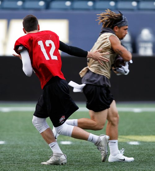 PHIL HOSSACK / WINNIPEG FREE PRESS - runningback Jamel Lyles takes the handoff from Bison QB #12 Des Catellier at a team workout Thursday. Taylor Alen story.  - August 30, 2018