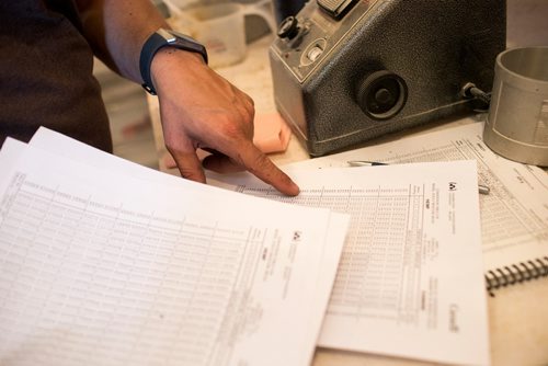 MIKAELA MACKENZIE / WINNIPEG FREE PRESS
Farmer Markus Isaac tests the hemp seeds for humidity percentage before harvesting near Kleefeld, Manitoba on Thursday, Aug. 30, 2018. 
Winnipeg Free Press 2018.