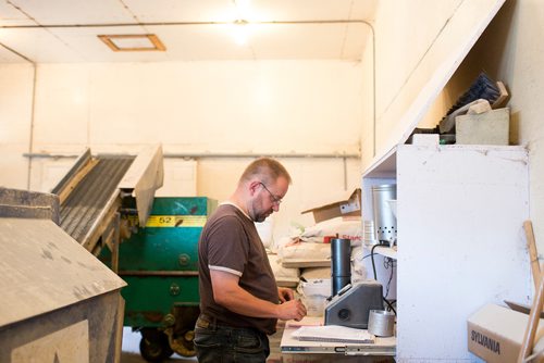 MIKAELA MACKENZIE / WINNIPEG FREE PRESS
Farmer Markus Isaac tests the hemp seeds for humidity percentage before harvesting near Kleefeld, Manitoba on Thursday, Aug. 30, 2018. 
Winnipeg Free Press 2018.