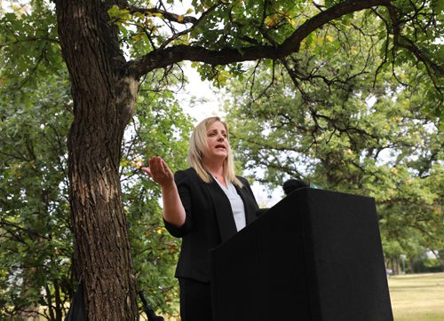 RUTH BONNEVILLE / WINNIPEG FREE PRESS


Mayoral candidate, Jenny Motkaluk, makes 
policy announcement on Winnipegs meth crisis
at Harrow Park Friday.
 
Aldo Santin
City Hall Reporter


August 31/18
