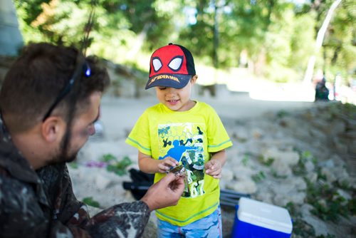 MIKAELA MACKENZIE / WINNIPEG FREE PRESS
Andrew Sullivan gives a small fish to Maddox Dunmall, four, to hold at the annual Fall Fishing Derby at The Forks in Winnipeg on Saturday, Sept. 1, 2018.
Winnipeg Free Press 2018.