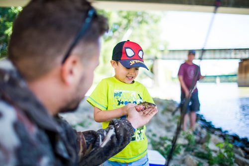 MIKAELA MACKENZIE / WINNIPEG FREE PRESS
Andrew Sullivan gives a small fish to Maddox Dunmall, four, to hold at the annual Fall Fishing Derby at The Forks in Winnipeg on Saturday, Sept. 1, 2018.
Winnipeg Free Press 2018.